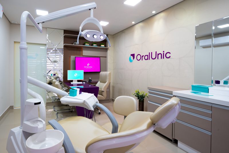 Consultório com cadeira odontológica e equipamentos na Oral Unic Capão da Canoa