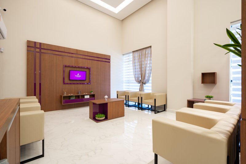 Sala de espera da Oral Unic Capão da Canoa com poltronas